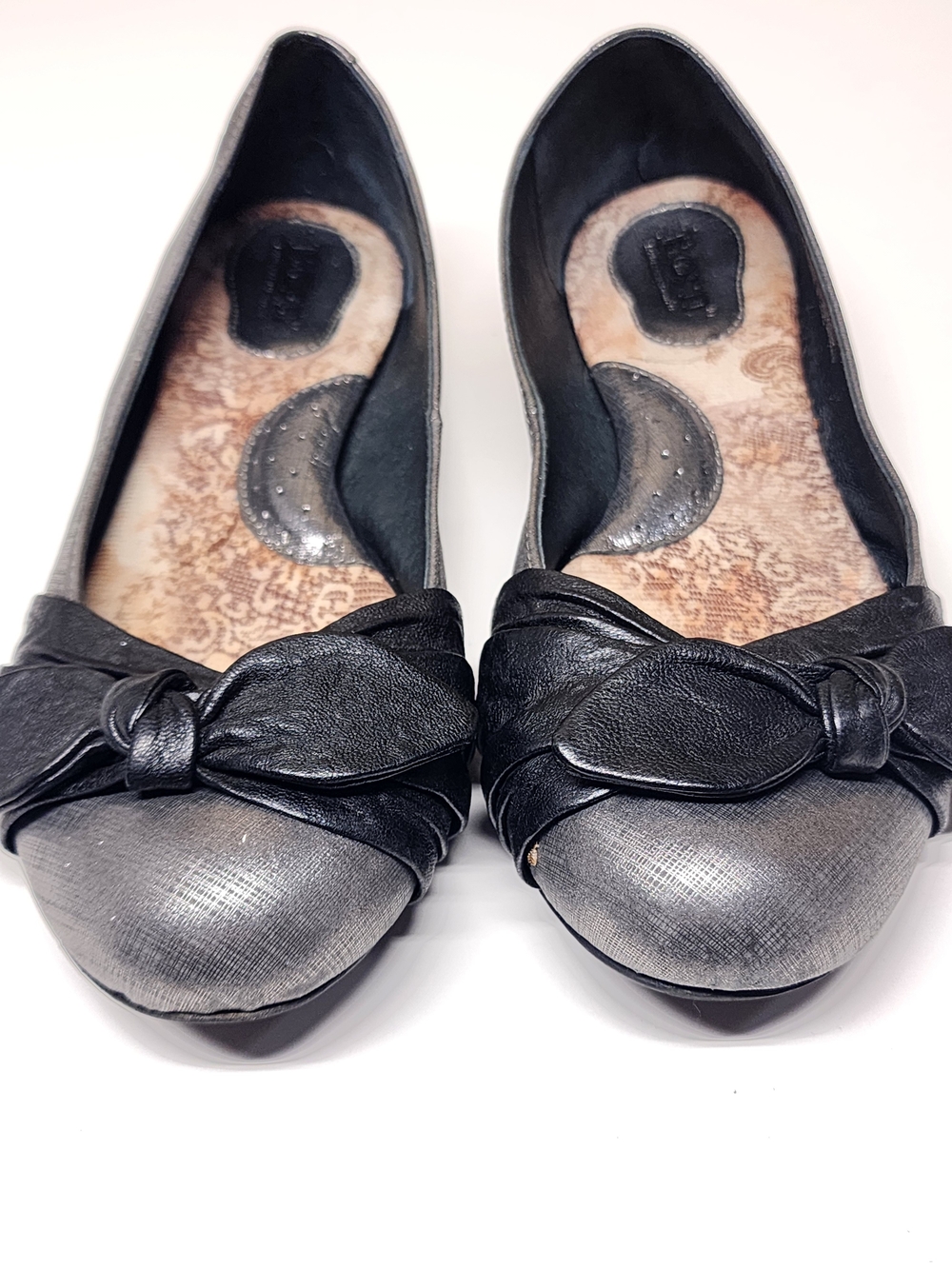 Børn "Molly" Women’s Metallic Gray With Black Knotted Bow Ballet Flats